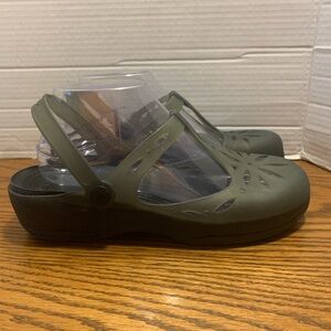 CROCS size 9 Slip-On Footwear Mary Jane style comfortable lightweight fun